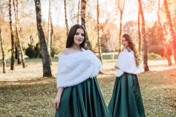 Damer Eleganta Gröna Klänningar Promenader Höstparken Brunett Flicka Drömmande Unga — Stockfoto