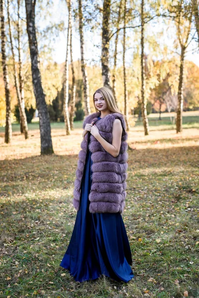 Mujer Moda Chica Sonriente Piel Abrigo Posin Parque Otoño Con — Foto de Stock