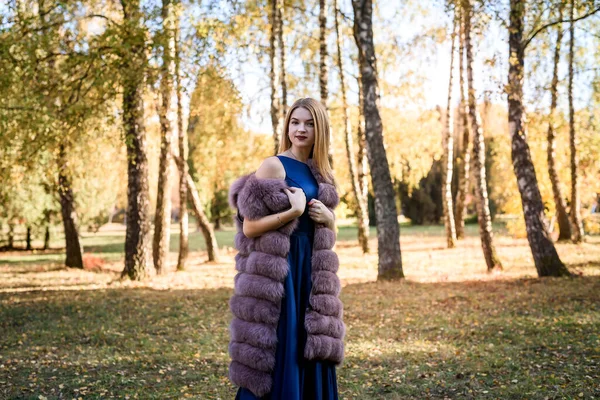 Modekvinna Leende Flicka Päls Posin Höst Park Med Träd Och — Stockfoto