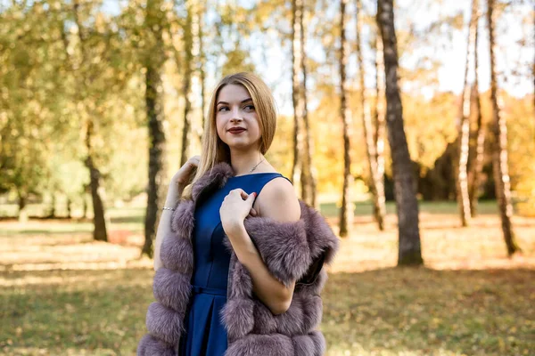 Mujer Moda Chica Sonriente Piel Abrigo Posin Parque Otoño Con — Foto de Stock