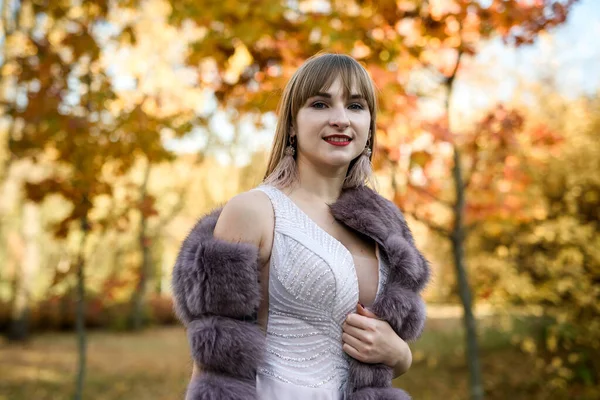 Mujer Vestido Beige Moda Abrigo Piel Posando Paisaje Otoño Ropa — Foto de Stock