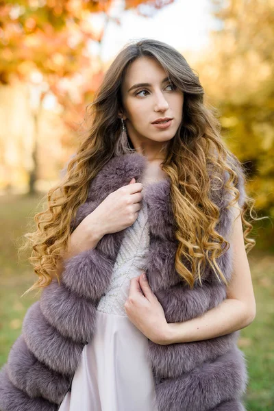 Robes Mode Femme Manteau Fourrure Robe Posant Dans Parc Automne — Photo