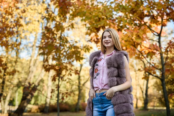 Femme Mode Fille Souriante Manteau Fourrure Posin Dans Parc Automne — Photo