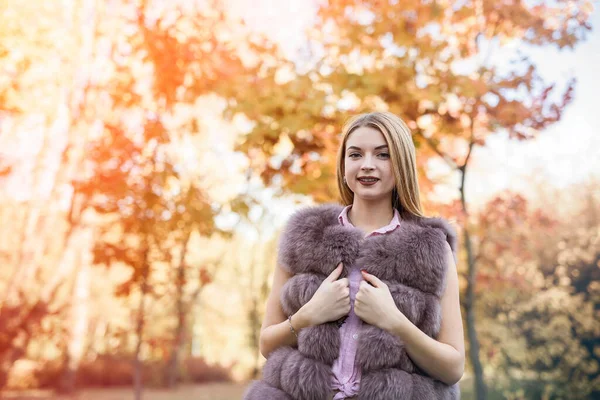 Femme Mode Fille Souriante Manteau Fourrure Posin Dans Parc Automne — Photo