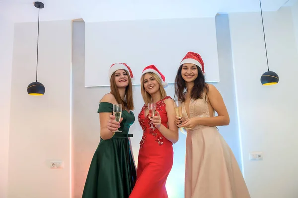 Święto Nowego Roku Trzy Piękne Kobiety Sukniach Wieczorowych Kieliszkami Szampana — Zdjęcie stockowe