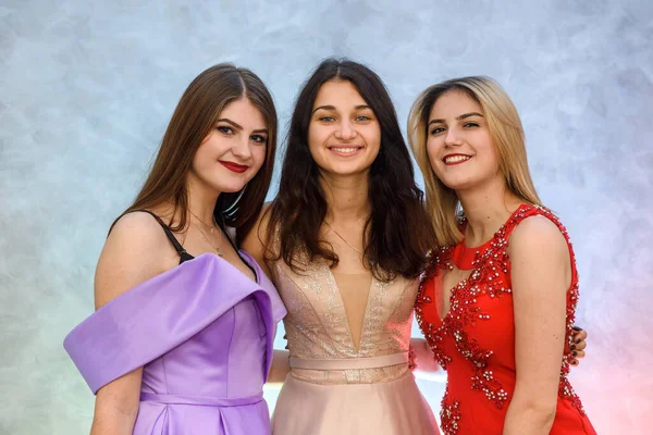 Tres Chicas Felices Vestidos Elegantes Posando Sobre Fondo Abstracto Concepto —  Fotos de Stock