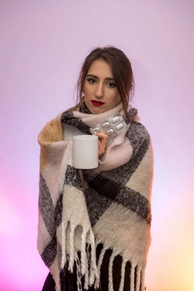 病気の概念 女性とともに暖かい毛布と熱いお茶カップポーズで非常に悲しい感情 — ストック写真
