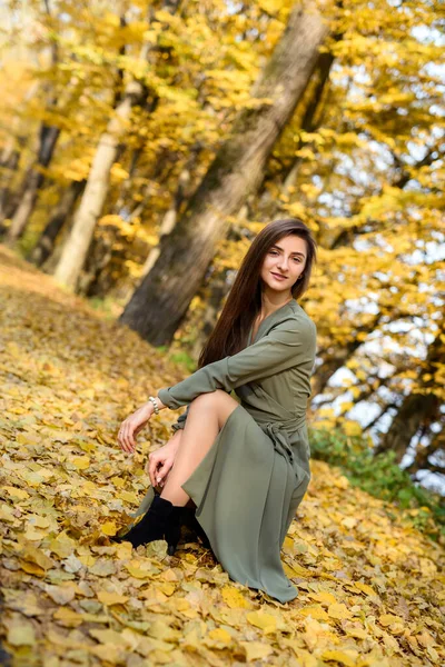Portret Kobiety Brunetka Kobieta Portret Jesiennym Parku Noszenie Sukienki Oliwek — Zdjęcie stockowe