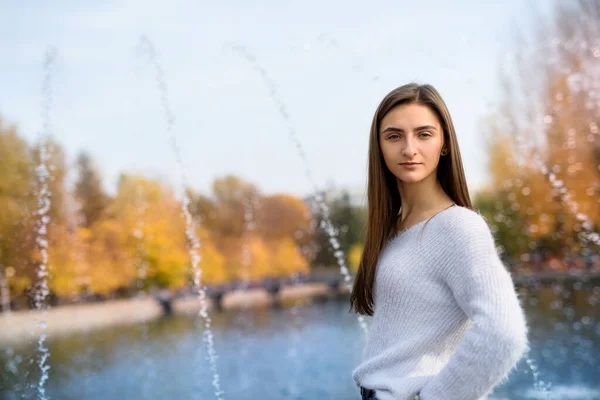 Portrait Jeune Femme Tenue Décontractée Posant Près Fontaine Extérieur Automne — Photo