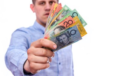 Avustralya doları banknotları tutan adam beyaza izole edilmiş.