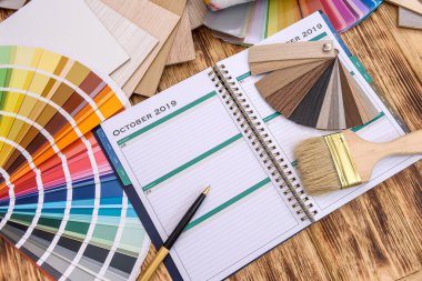 Boyama araçları ve ahşap örnekleyici ile not defteri