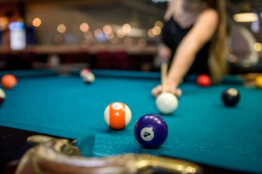 Mavi masadaki bilardo topunda seçmeli odak