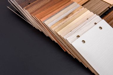 Ahşap masadaki fanatik Hollywood örnekleyicisi kapat