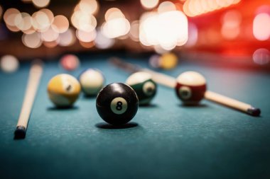 Masada renkli bilardo topları var.
