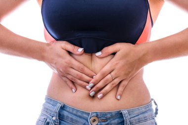 Kadın eli karın üstünde, acı beyazı izole ediyor.