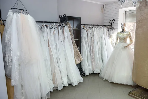 Robes Mariée Mode Sur Cintre Mannequins Dans Salon — Photo