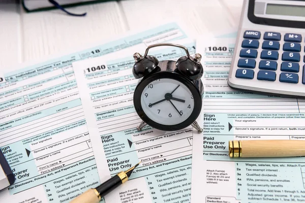 Uhr Mit Wecker Auf Steuerformular 1040 — Stockfoto