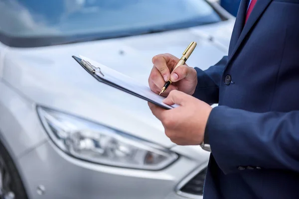 Manos Masculinas Con Portapapeles Contra Coche Nuevo —  Fotos de Stock