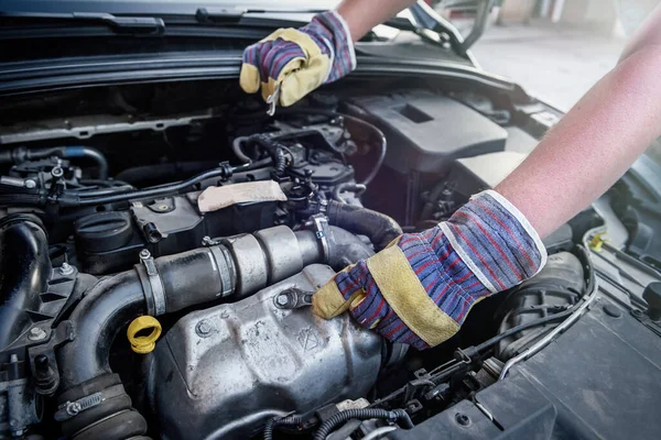 Menschliche Hände Mit Schraubenschlüsseln Schutzhandschuhen Automotor — Stockfoto