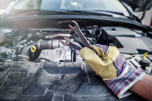 Main Masculine Avec Clés Acier Sur Moteur Voiture — Photo