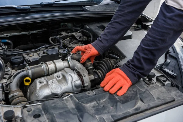 Mecánico Examinando Motor Del Coche Bajo Capó Cerca — Foto de Stock