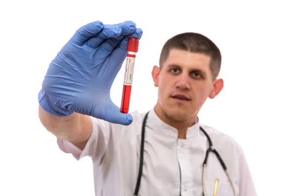 Beyaz Arka Planda Kan Testi Tüpü Tutan Doktor Kan Tüpünü — Stok fotoğraf