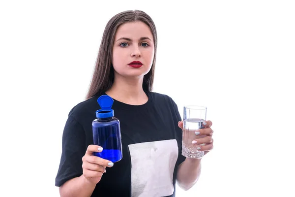 Женщина Стаканом Воды Таблетки Бутылке Изолированы — стоковое фото