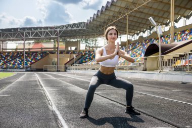Şehirde spor haberleri. Genç ve sportif kadın dışarıda egzersiz yapıyor.