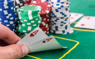 Kazanan kombinasyon. İskambil kağıtları ve kumarhane fişleri ile insan eli...