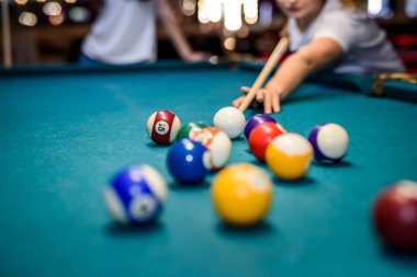 Pub makro fotoğraftaki masada renkli bilardo topları. Kumar konsepti