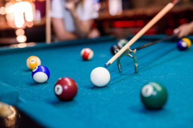 Pub makro fotoğraftaki masada renkli bilardo topları. Kumar konsepti