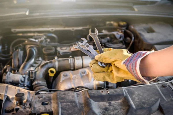 Manos Guantes Protectores Con Llaves Contra Motor Del Coche — Foto de Stock