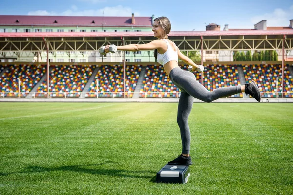 スポーツとフィットネスのコンセプト 緑の草の上で外で演習を行う女性 — ストック写真