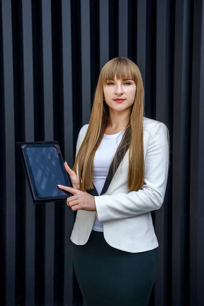 Portrét Mladé Podnikatelky Tabletem Přes Šedé Pozadí — Stock fotografie