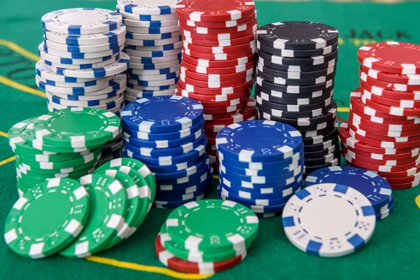 Tema Jogo Fichas Casino Coloridas Mesa Poker Verde Perto — Fotografia de Stock