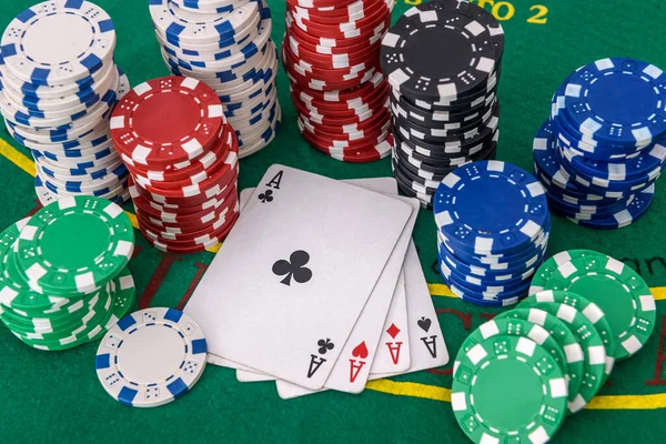 Tema Juego Coloridas Fichas Casino Mesa Póquer Verde Cerca —  Fotos de Stock