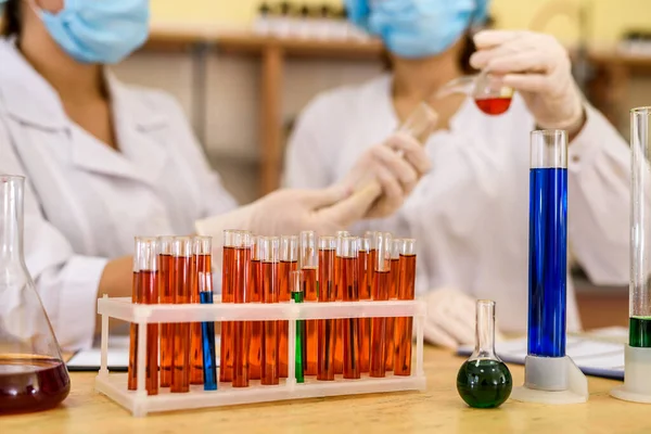 Chemiker Labor Junge Frauen Schutzuniformen Mit Reagenzgläsern Machen Experimente — Stockfoto