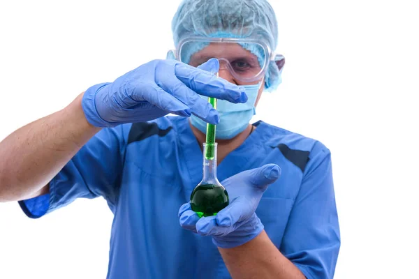 Jong Mannelijk Lab Assistent Onderzoeken Groene Vloeistof Reageerbuis — Stockfoto