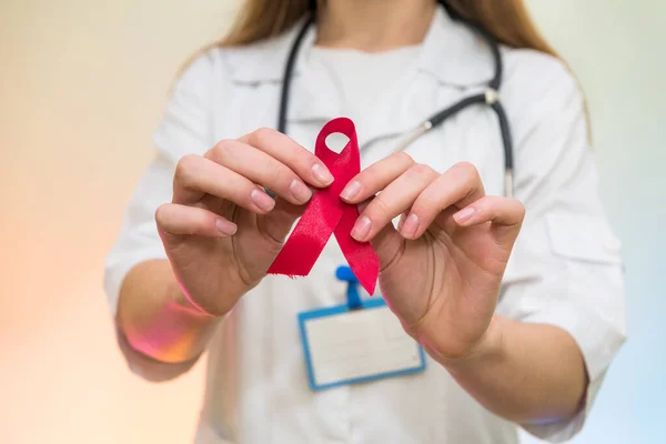 Kırmızı Kurdele Tutan Tıp Üniformalı Bir Kadın Doktor Aids Günü — Stok fotoğraf