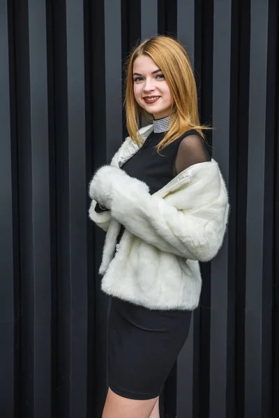 Mujer Elegante Pequeño Vestido Negro Con Bufanda Piel Posando Aire —  Fotos de Stock