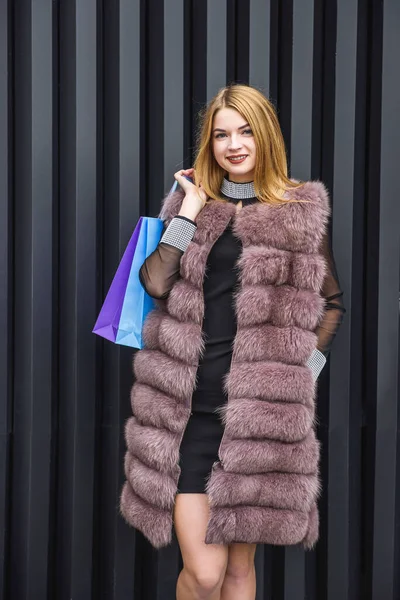 코트를 여성의 복장을 거리에서 포즈를 취하고 — 스톡 사진