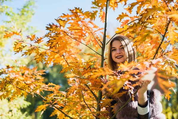 Модна Жінка Усміхнена Дівчина Шубці Позіхає Осінньому Парку Деревами Плющем — стокове фото