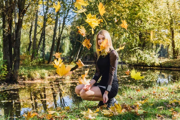 Schöne Junge Studentin Schwarzen Kleid Mit Einem Strauß Blätter Herbstlichen — Stockfoto