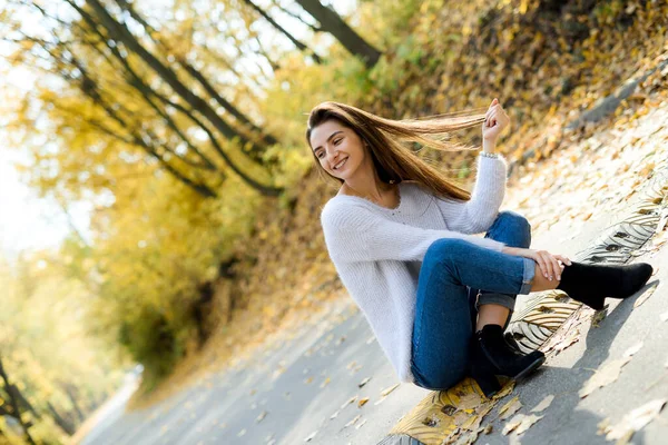 Portrait Féminin Jeune Femme Tenue Décontractée Posant Dans Forêt Automne — Photo