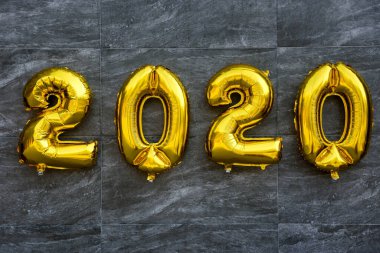 Gri arka planda 2020 altın hava balonları. Balonlarla yeni yıl kutlaması