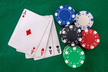 21 masasında kağıt oynayan poker fişleri. Kumarhane ve kumar