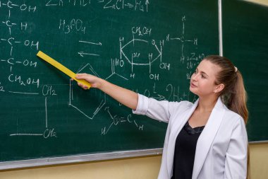 Kimyasal eğitim. Kurulun yanındaki kadın öğrencilere bazı materyaller anlatıyor.