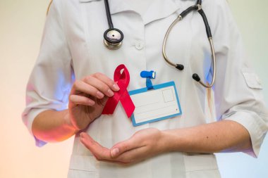 Kırmızı kurdele tutan çekici kadın doktor. Yardım şirketi.