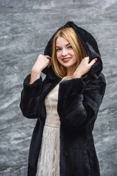 Retrato Moda Mujer Joven Rubia Elegante Vestido Negro Abrigo Piel — Foto de Stock