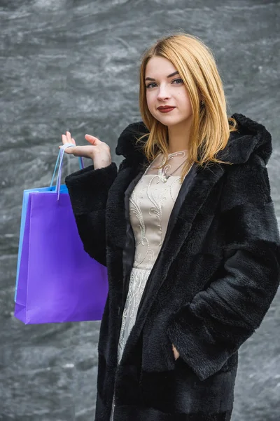 Mode Kvinna Svart Klänning Och Päls Poserar Med Shoppingväskor Utomhus — Stockfoto